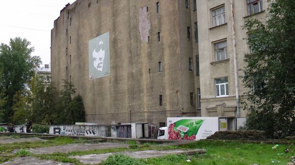 Виды безымянного сквера на Петроградской стороне, получившего имя Виктора Цоя