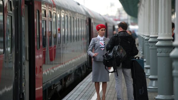 На перроне Белорусского вокзала у поезда РЖД, архивное фото