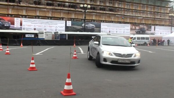 Автоледи соревновались в мастерстве вождения на Дворцовой площади