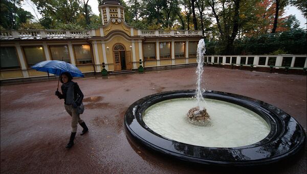 Закрытие фонтанов Летнего сада в Петербурге на зиму. Архивное фото