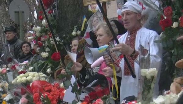 Сторонники Тимошенко превратили стены СИЗО в поздравительную открытку