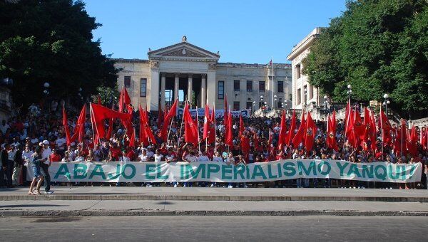 Пятнадцать тысяч молодых кубинцев вышли на марш памяти студентов-медиков в Гаване