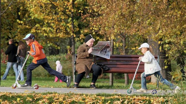 Отдых горожан в парке. Архив