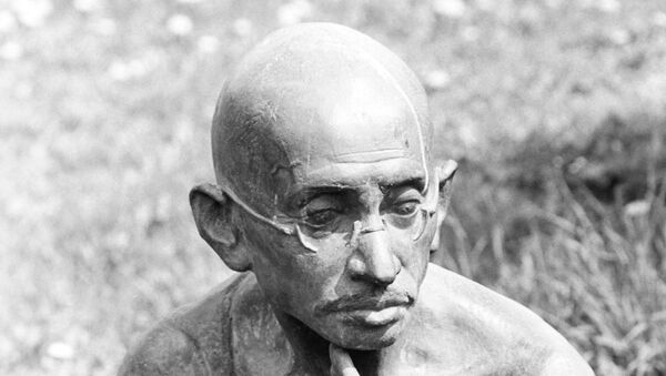 Скульптура Махатмы Ганди. Архив