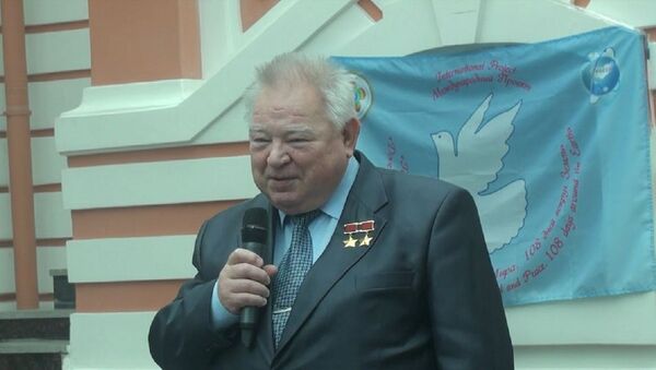 Гречко на празднике в Петербурге рассказал детям о первом спутнике 