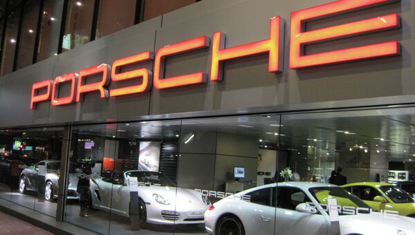 Фирменный салон Porsche. Архивное фото