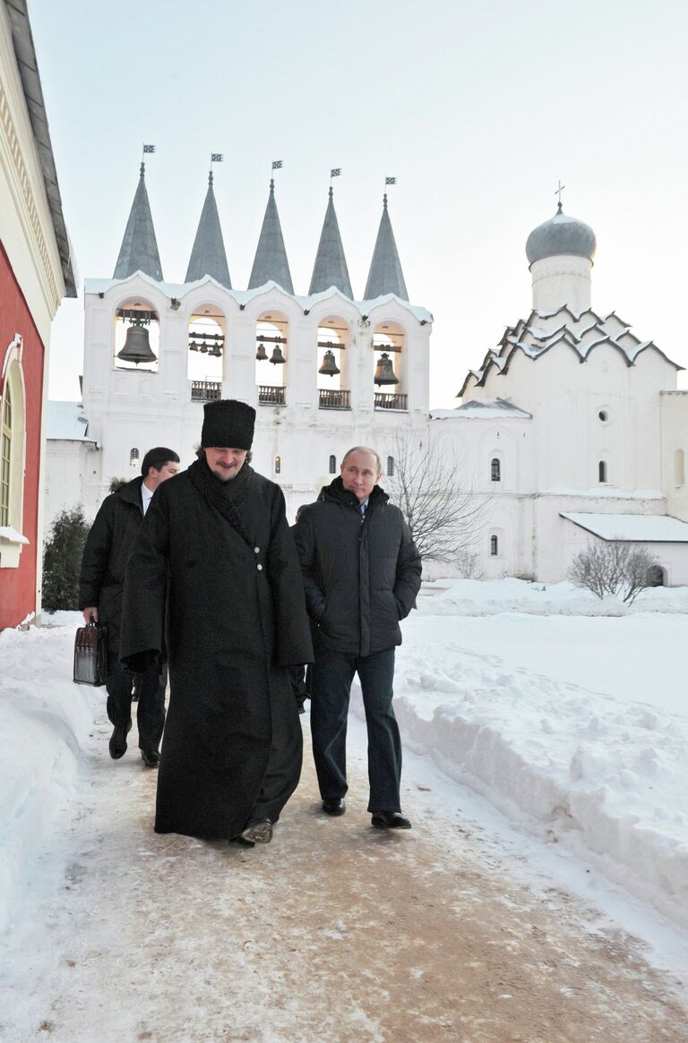 Премьер-министр РФ В.Путин побывал в тихвинском Богородичном Успенском монастыре в Ленинградской области