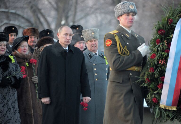 Премьер-министр РФ В.Путин на церемонии возложения венка к монументу Мать-Родина в Санкт-Петербурге