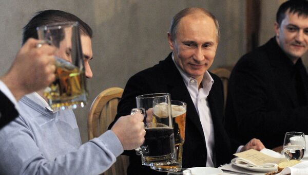 Президент РФ В.Путин во время неформальной встречи с футбольными болельщиками