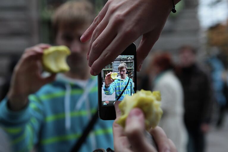 Акция в годовщину смерти основателя компании Apple Стива Джобса