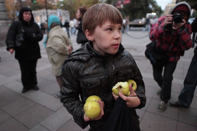 Акция в годовщину смерти основателя компании Apple Стива Джобса