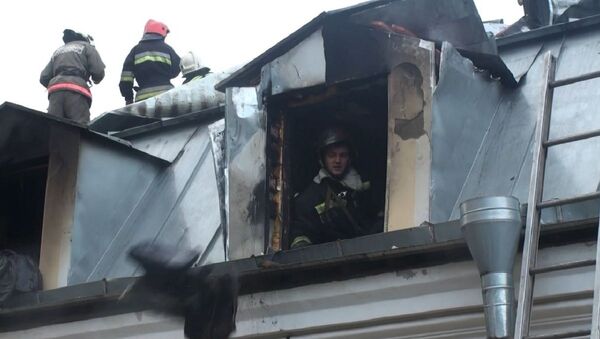 Пожарные выкидывали обгоревшую продукцию из окон Апраксина двора