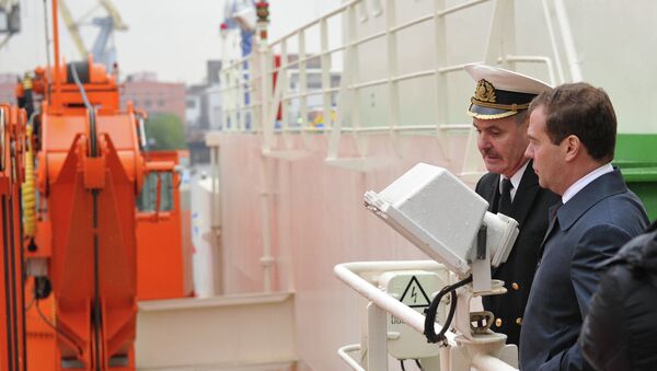 Пермьер-министр Дмитрий Медведев осматривает научно-экспедиционное судно Академик Трёшников