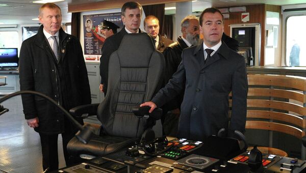 Пермьер-министр Дмитрий Медведев осматривает научно-экспедиционное судно Академик Трёшников
