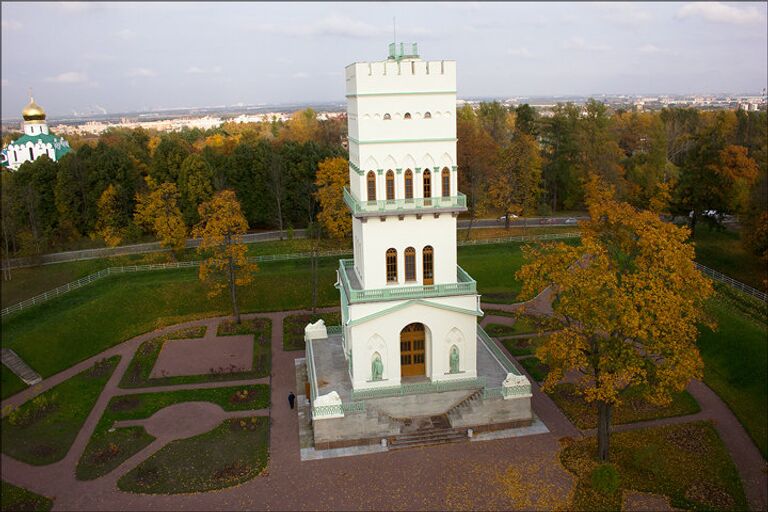 Белая башня в Александровском парке