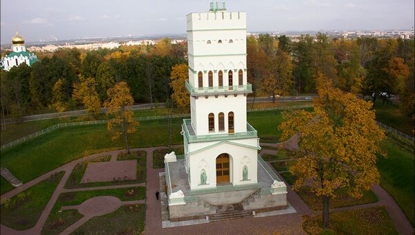 Белая башня в Александровском парке. Cнято с беспилотного летательного аппарата
