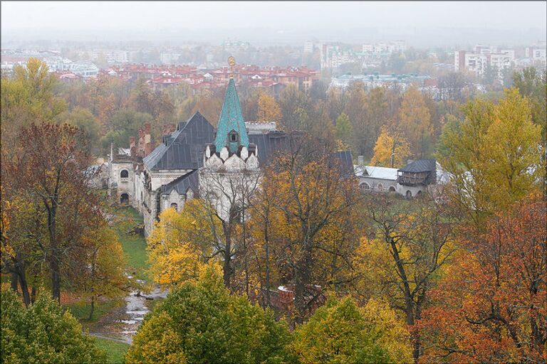 Белая башня в Александровском парке