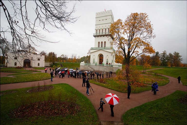 Белая башня в Александровском парке