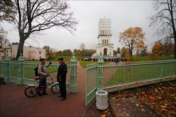 Белая башня в Александровском парке