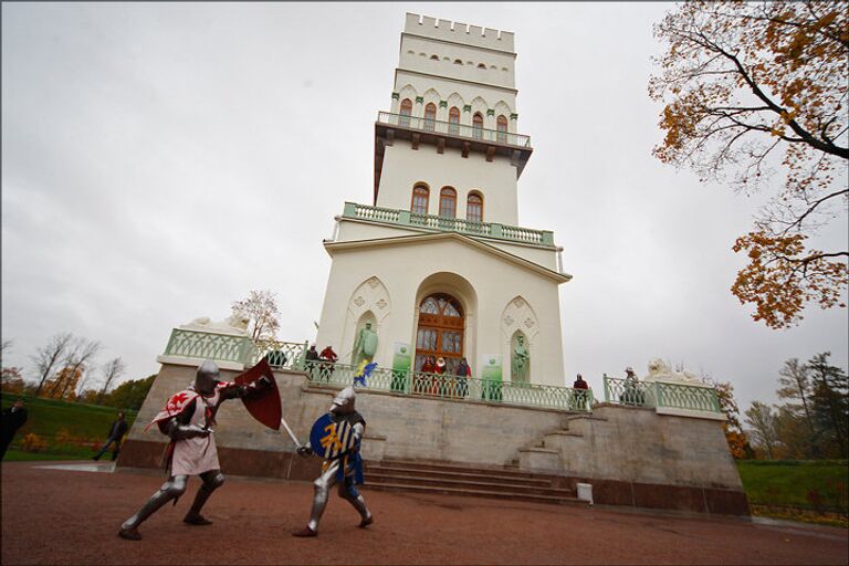 Белая башня в Александровском парке