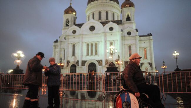 Очередь верующих к поясу Пресвятой Богородицы в храме Христа Спасителя