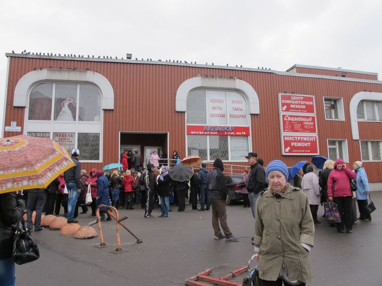 Покупатели у входа в универсам Народный, который закрыт по решению суда