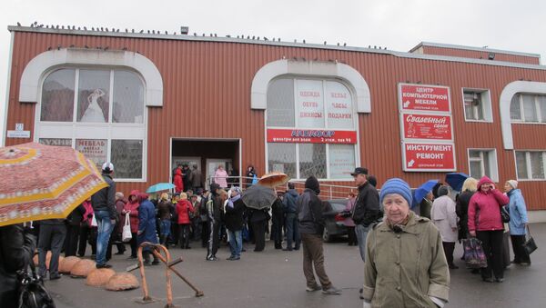 Покупатели у входа в универсам Народный, который закрыт по решению суда. Архив