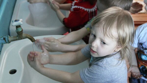Дети моют руки 