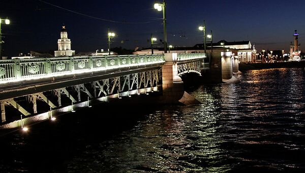 Ночная подсветка Дворцового моста через Неву в Санкт-Петербурге