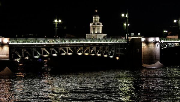 Вид на Дворцовый мост и Кунсткамеру в Санкт-Петербурге