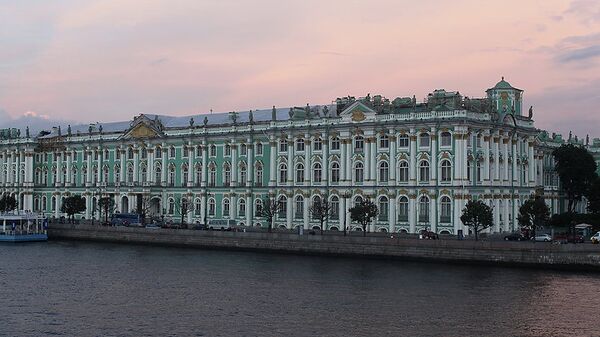 Вид на Зимний дворец (Эрмитаж) со стороны Дворцовой набережной в Петербурге