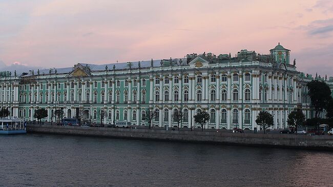 Вид на Эрмитаж со стороны Дворцовой набережной в Петербурге. Архив