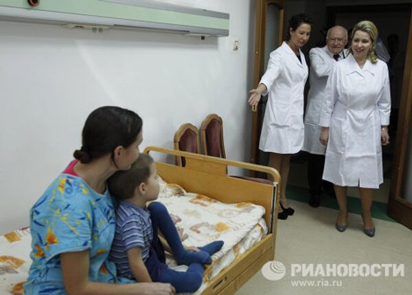 Супруга президента РФ С.Медведева в День матери побывала в перинатальном кардиоцентре им. Бакулева