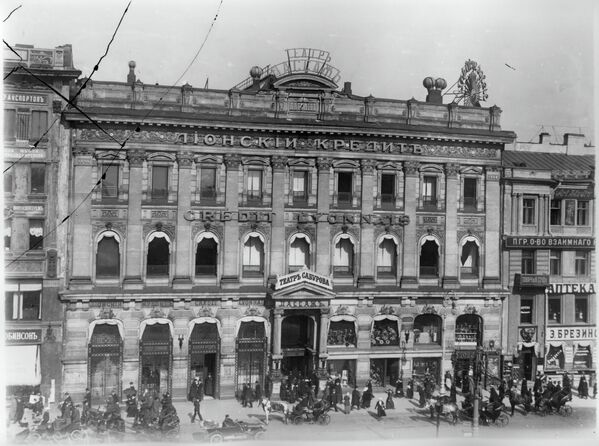 Здание Петербургского Пассажа во время работы в нем театра Симона Сабурова. 1903