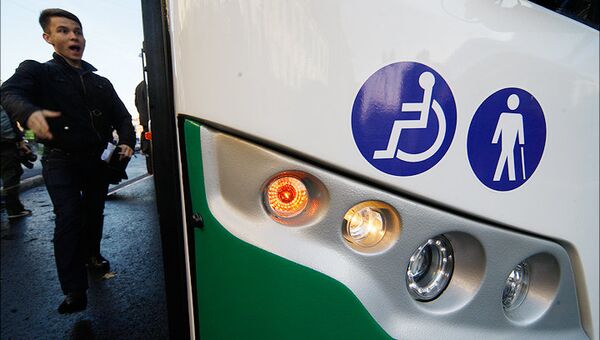 Значок инвалиды на автобусе. Архив