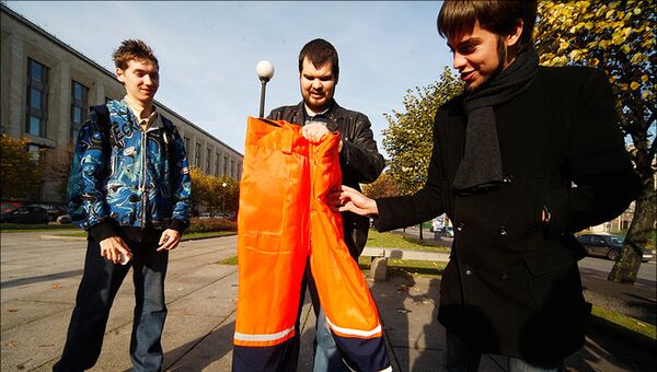 Активисты передали Полтавченко оранжевые штаны, как атрибут власти