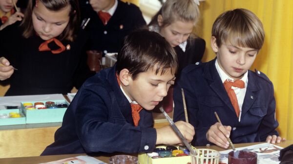 Советские школьники средней общеобразовательной школы №718 на уроке рисования. Архив
