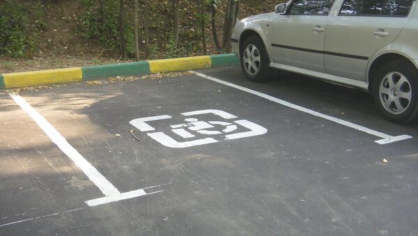 Парковки для инвалидов. Архивное фото