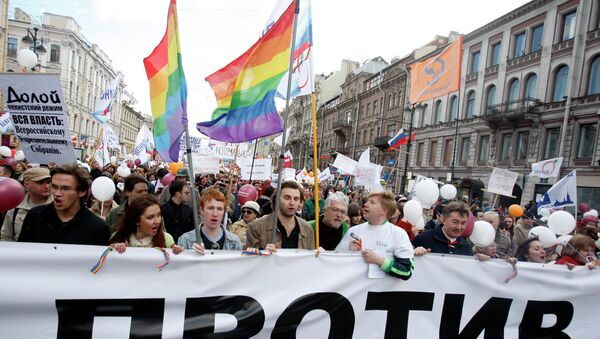 Первомайские шествия в Санкт-Петербурге - флаги ЛГБТ. Архив
