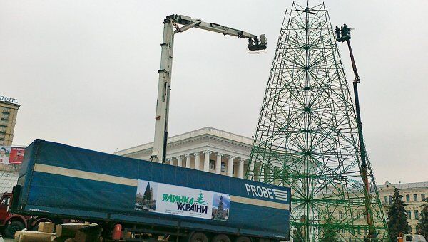 В центре Киева начался монтаж главной елки Украины