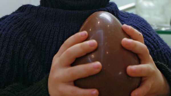 Ребенок с шоколадным яйцом. Архив