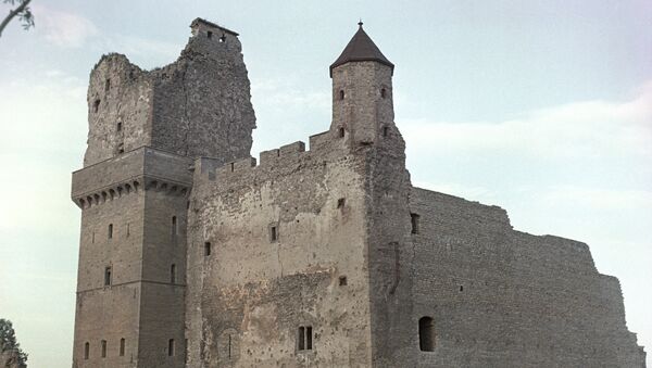 Развалины шведской крепости XVI века на берегу реки Наровы. Архивное фото