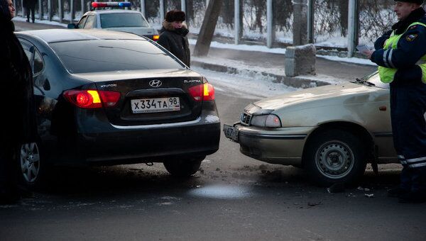 Три автомобиля столкнулись на улице Петербурга из-за гололеда