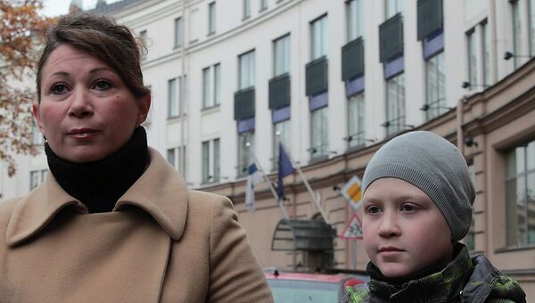 Инга Рантала и ее сын Роберт во время пикета у консульства Финляндии в Петербурге. Архив