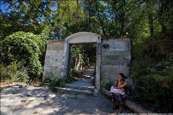 Ящерицы и священный колодец: древнее мусульманское кладбище в Крыму
