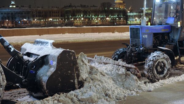 Ночная работа спецтехники на уборке снега в Санкт-Петербурге. Архив