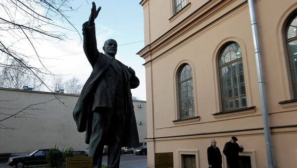 Восстановленный памятник Ленину открыли во дворе университета физической культуры имени Лесгафта