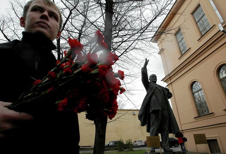 Восстановленный памятник Ленину открыли во дворе университета физической культуры имени Лесгафта