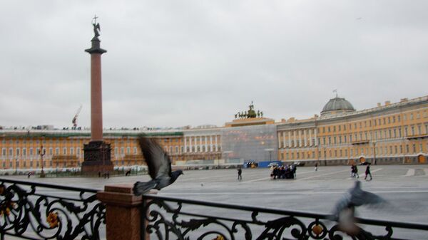 Осеннее утро на Дворцовой площади в Петербурге. Архивное фото