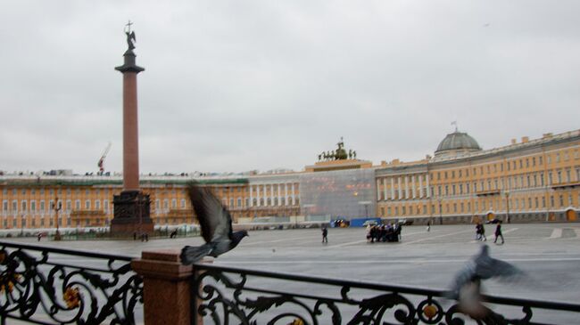 Дворцовая площадь в Петербурге пасмурным осенним днем. Архив